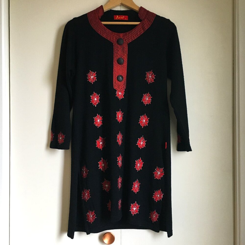 Ava Silver Stitched Red Carnation Button Knit Black Tunic Sweater M